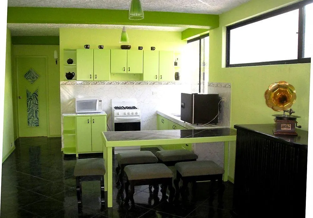 Chezelena Suites & Apartments Quito 2*,
