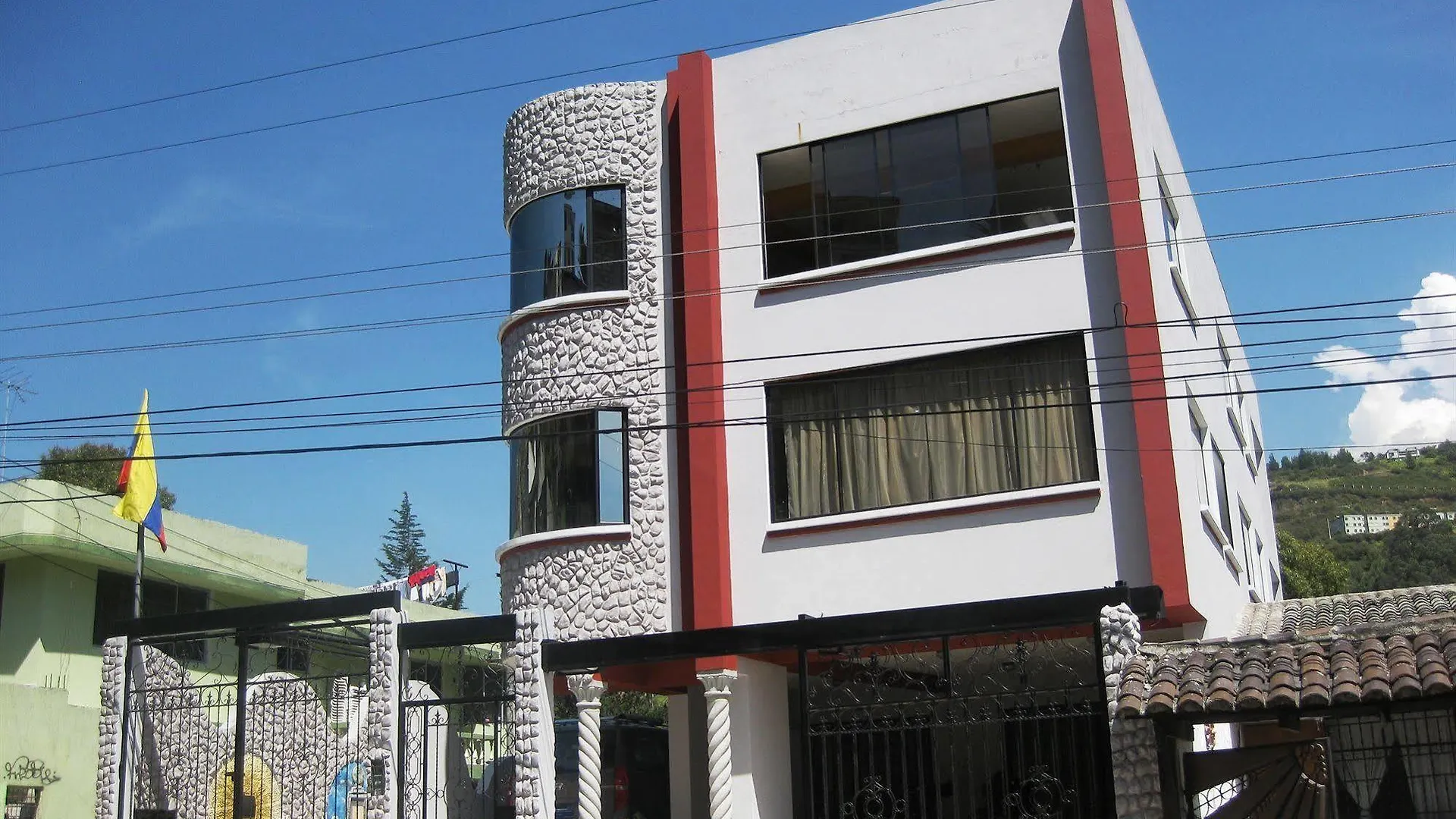 Chezelena Suites & Apartments Quito Guest house